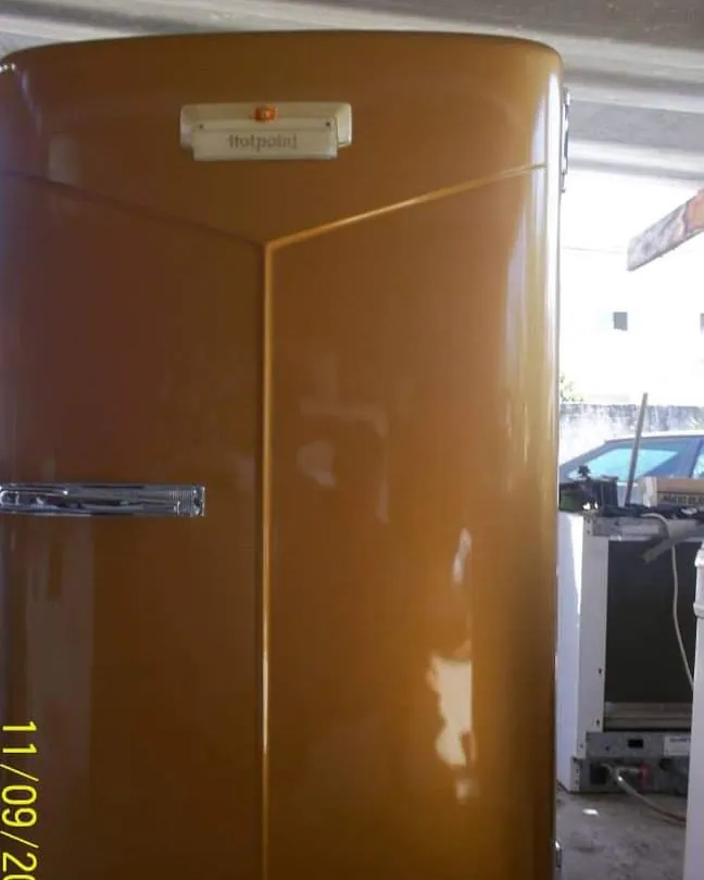 Geladeira antiga reformada, pintada de dourado