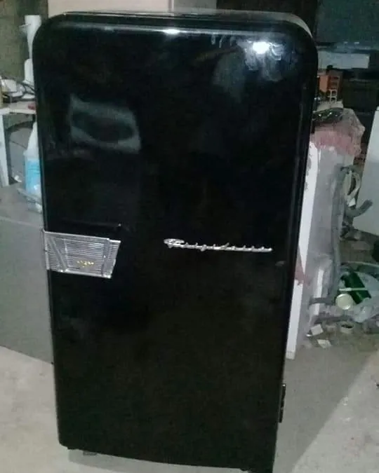 Geladeira antiga reformada, pintada de preto
