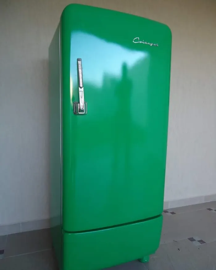 Geladeira antiga reformada, pintada de verde